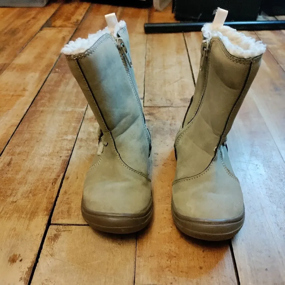 Oshkosh boots size 6 tan toddler girls faux fur detail